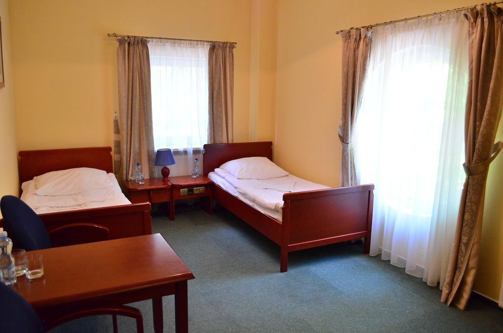 Hotel Mikorzyn Ślesin Quarto foto