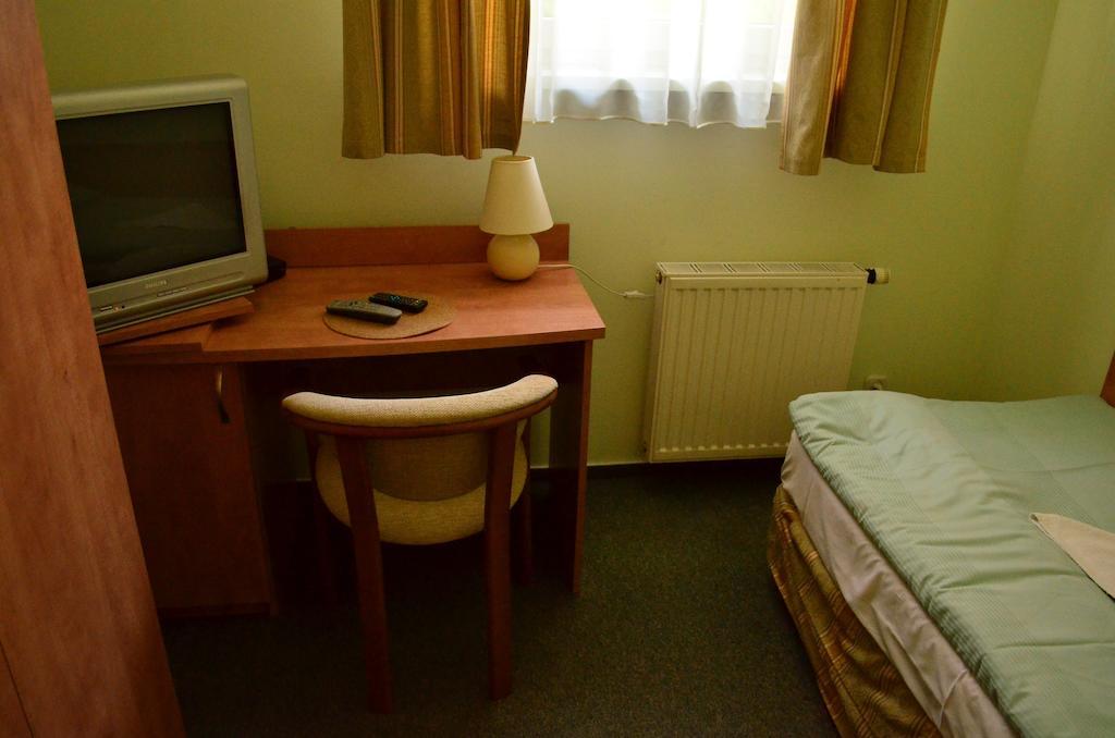 Hotel Mikorzyn Ślesin Quarto foto