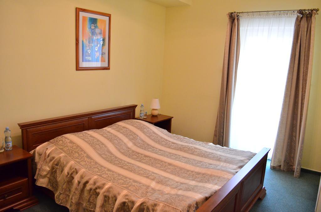 Hotel Mikorzyn Ślesin Quarto foto