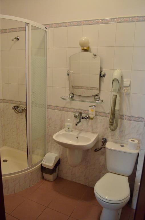 Hotel Mikorzyn Ślesin Quarto foto